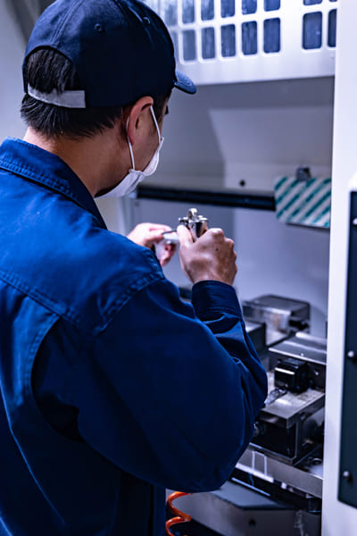 应用于多件、多品类加工 　搭载可交换工作台的紧凑型加工中心　R650X2