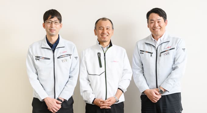 左：机械事业部 部长 元岛隆广 先生　中：代理法人兼董事 沢广下 先生　右：机械事业部第一制作部 部长 唐沢纯 