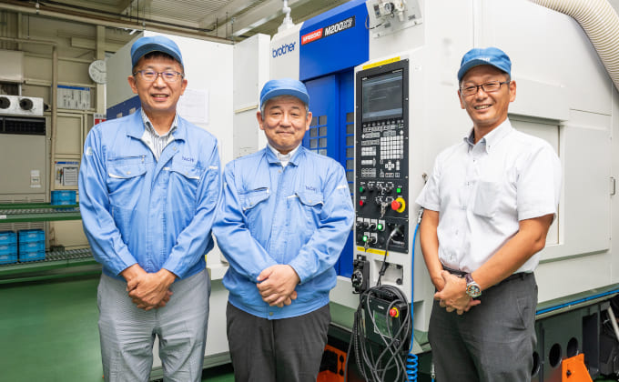 左：采购兼制造部長 鵜飼良隆 先生 　中：制造部副部长兼技术课长　渡边正树 先生 　右：营业部副部长　田中準人 先生
