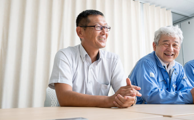 接受采访时