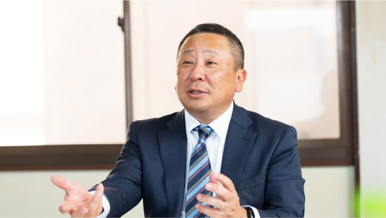 接受采访时